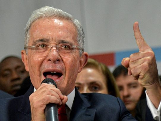 Jueza ordena libertad de expresidente colombiano Uribe