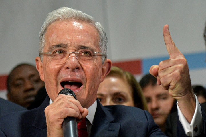 Jueza ordena libertad de expresidente colombiano Uribe