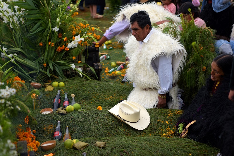 México dedica altar de Día de Muertos a fallecidos por covid-19