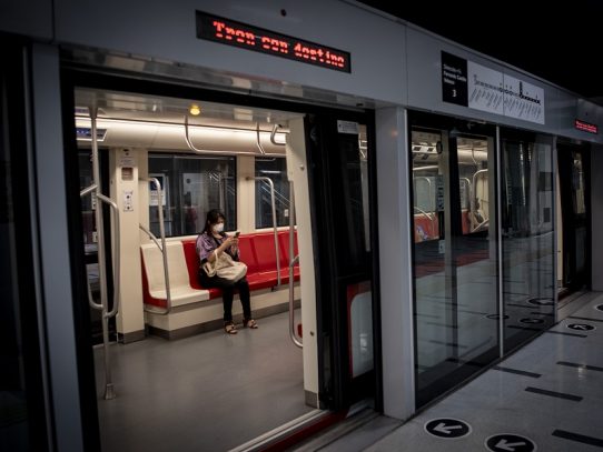 Metro de Santiago reabre sus estaciones casi un año después del estallido social en Chile