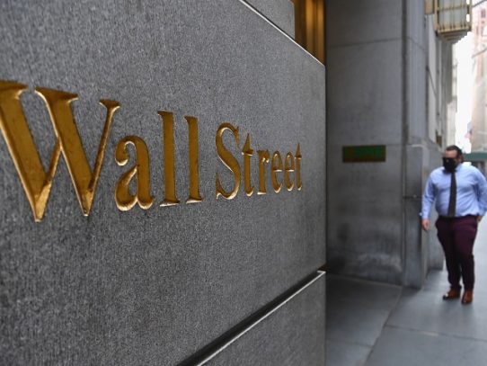Wall Street deja atrás sus récords y cierra en rojo