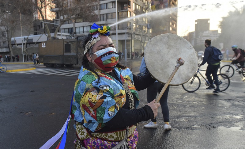 Indígenas se manifiestan en Chile en recuerdo de mapuche asesinado por policías