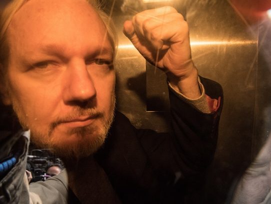 Assange, condenado a casi un año de cárcel por violar libertad condicional en Londres