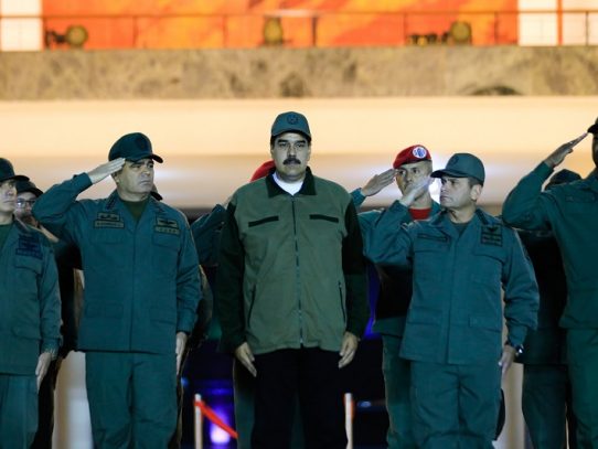 Maduro y militares venezolanos se declaran en ofensiva contra "golpistas"