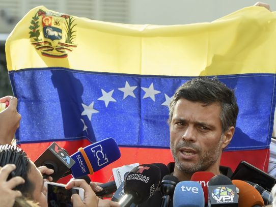 Opositor venezolano Leopoldo López en camino a España tras salir de la embajada en Caracas