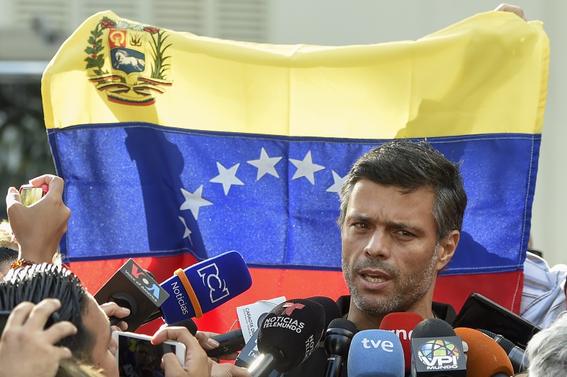 Opositor venezolano Leopoldo López en camino a España tras salir de la embajada en Caracas