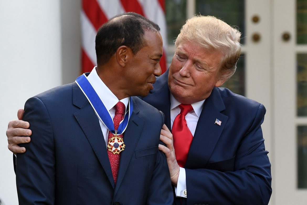 Donald Trump entrega a Tiger Woods la medalla de la Libertad