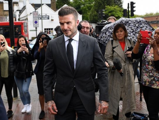 Beckham, seis meses sin permiso de conducir por hablar por teléfono al volante