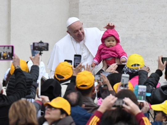 Papa pasea en su papamóvil a 8 niños migrantes