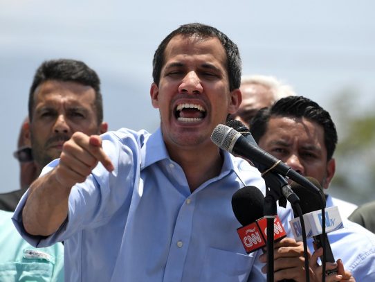 Guaidó llama "cínico" a Maduro por proponer elecciones parlamentarias adelantadas