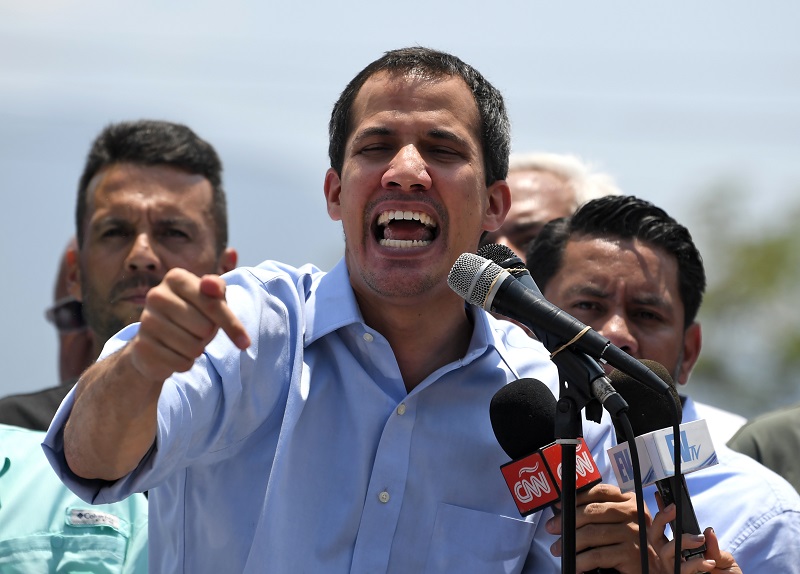 Guaidó llama "cínico" a Maduro por proponer elecciones parlamentarias adelantadas