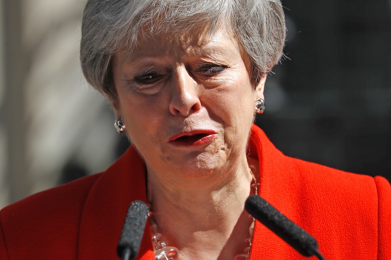 Theresa May anuncia su dimisión, derrotada por un Brexit imposible