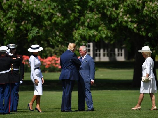 Trump, recibido en Buckingham por la reina Isabel y el príncipe Carlos