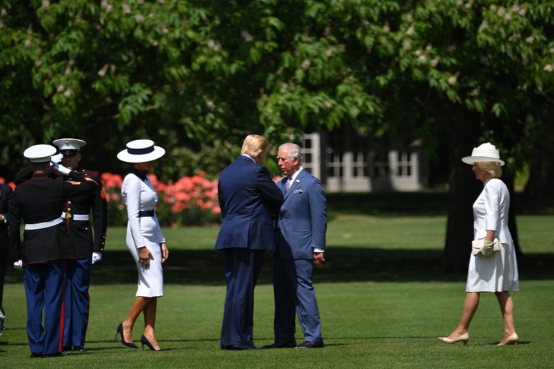 Trump, recibido en Buckingham por la reina Isabel y el príncipe Carlos