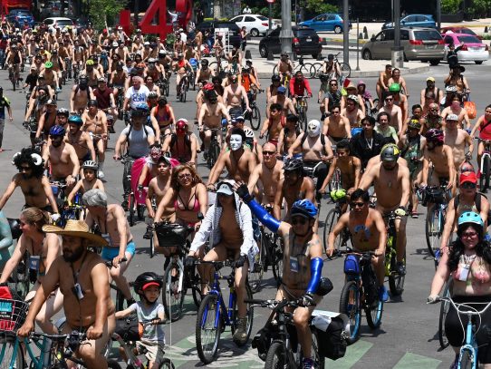 Ciclistas desnudos se toman México para concientizar por el uso del automóvil