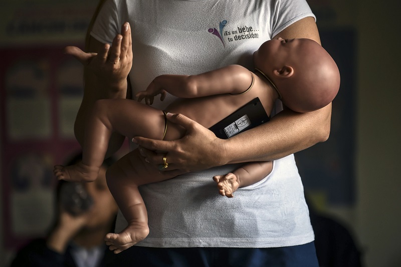 Con "bebés robots" buscan frenar los embarazos adolescentes en Colombia