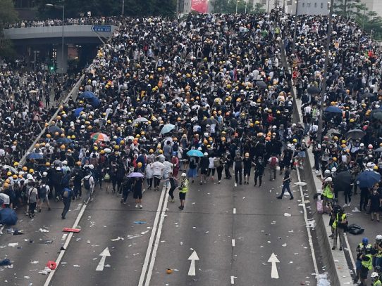 Enfrentamientos en Hong Kong cuando manifestantes trataron de irrumpir en el Parlamento