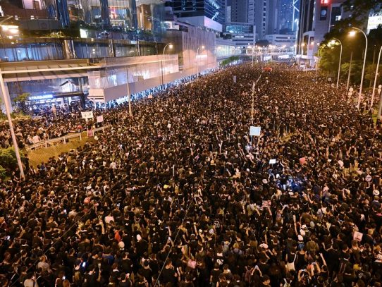Otra megamanifestación en Hong Kong fuerza a jefa de gobierno a pedir "disculpas"