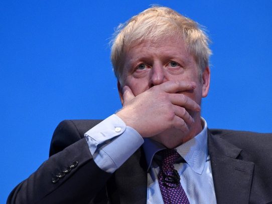 "No sea cobarde", dice a Boris Johnson el otro aspirante a Downing Street