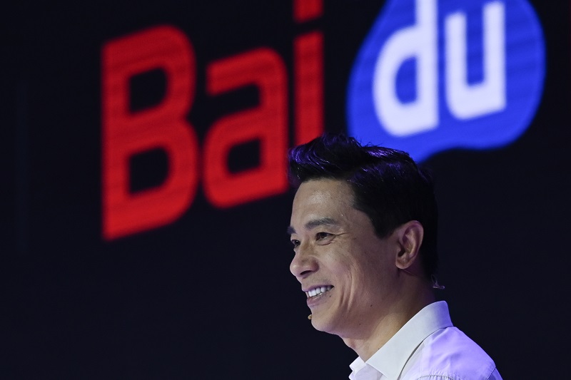 El fundador del chino Baidu, rociado con agua durante conferencia