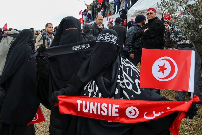 Túnez prohíbe el niqab en instituciones públicas por razones de seguridad