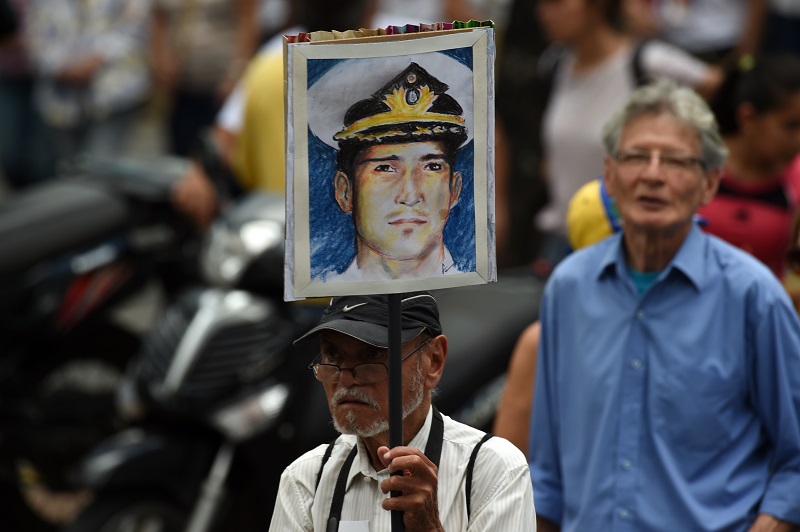 La UE sanciona las "torturas" en Venezuela y muerte de militar Acosta