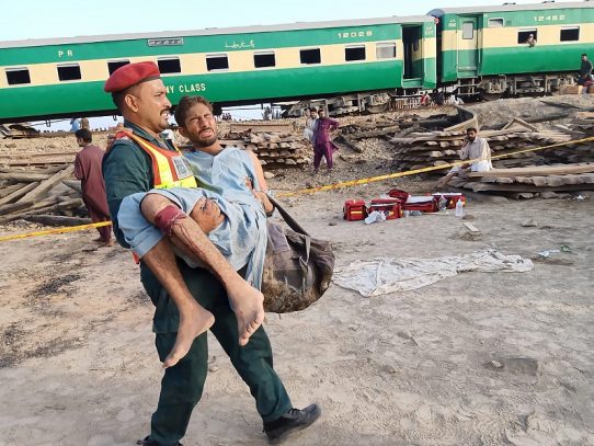 Al menos nueve muertos en Pakistán en un choque de trenes