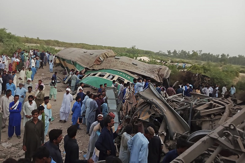 Aumentan a 23 los muertos por un choque de trenes en Pakistán