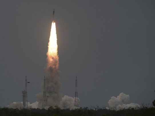 Misión lunar India avanza con separación de orbitador y módulo de aterrizaje