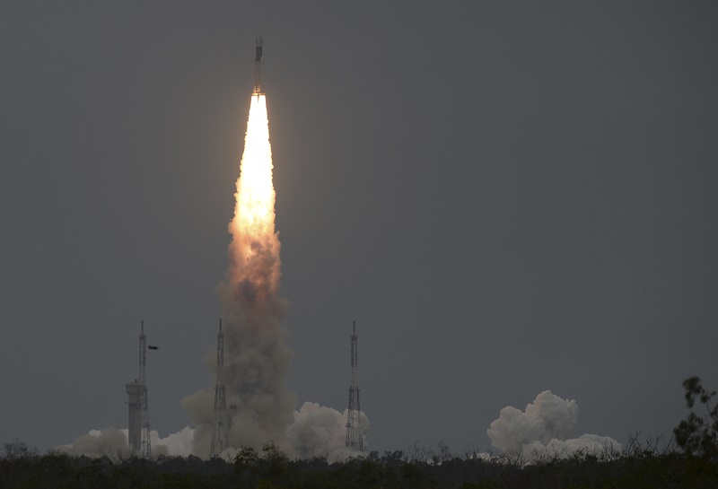 Misión lunar India avanza con separación de orbitador y módulo de aterrizaje