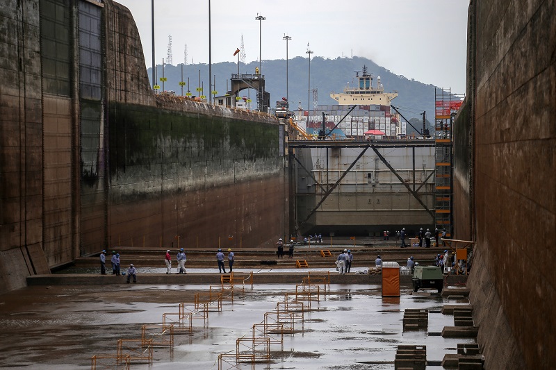 Canal de Panamá lava la cara de sus compuertas centenarias