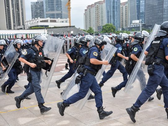 China concentra fuerzas cerca de Hong Kong, Trump se implica