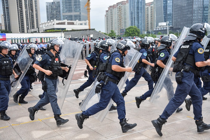 China concentra fuerzas cerca de Hong Kong, Trump se implica
