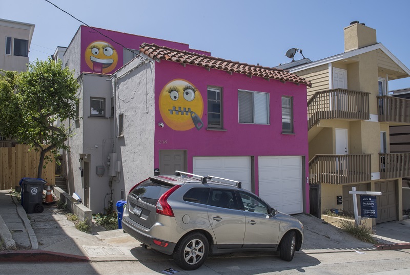Una casa rosada y emoticones generan pelea entre vecinos de EEUU