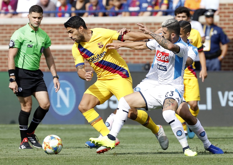 Barcelona golea 4-0 al Nápoles con doblete del uruguayo Suárez
