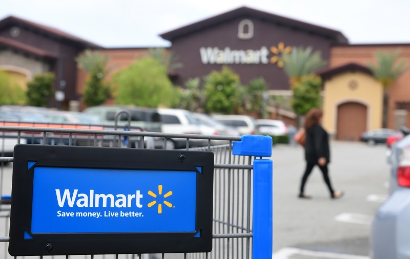 Walmart reporta sólidas ganancias y defiende venta de armas
