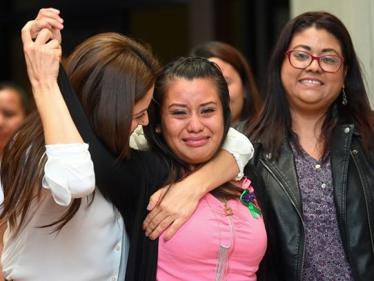 La Justicia absuelve a salvadoreña acusada del homicidio de su bebé al parir
