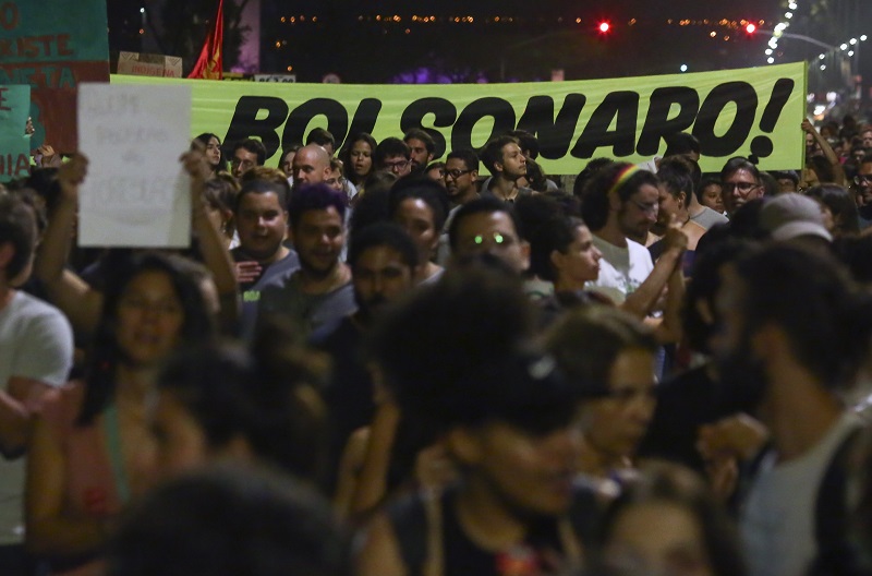 Cientos de nuevos fuegos amazónicos en medio del clamor mundial contra Bolsonaro