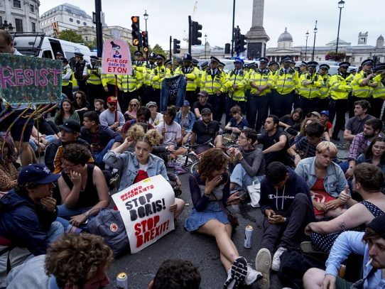 Miles de personas desfilan en Gran Bretaña contra la suspensión del Parlamento británico