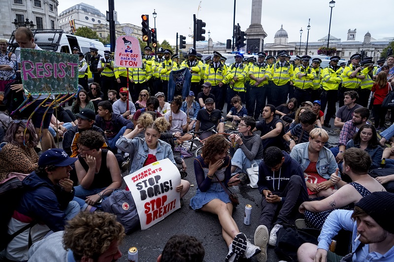 Miles de personas desfilan en Gran Bretaña contra la suspensión del Parlamento británico