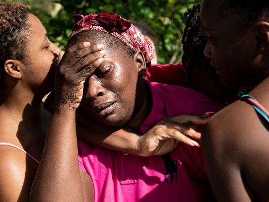 La espera de familiares de los afectados por el huracán Dorian en Bahamas