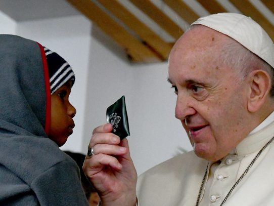 El papa visitó a enfermos de sida en Mozambique