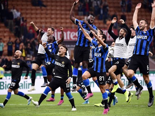 El Inter se lleva el derbi de Milán y conserva el liderato en Serie A