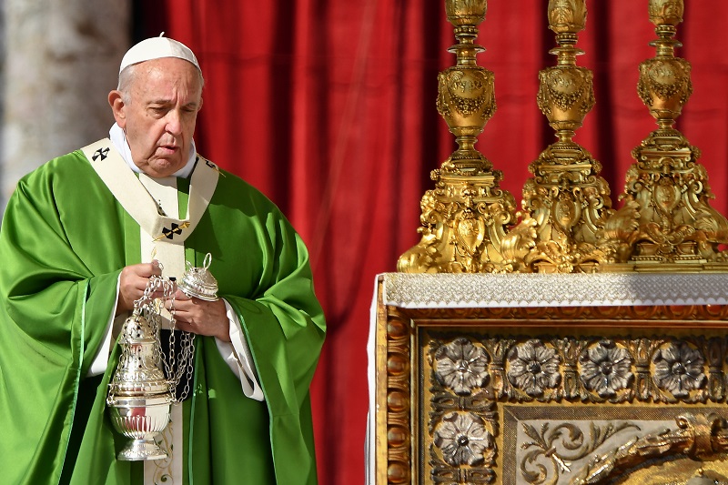 Papa pide "atención particular a los extranjeros" en Jornada Internacional del Migrante