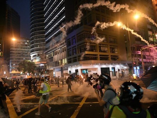 Hong Kong se recupera tras una nueva jornada de enfrentamientos
