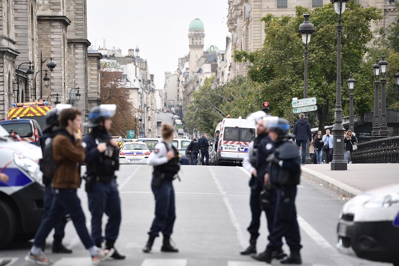 Cuatro policías muertos en ataque en la jefatura de policía de París