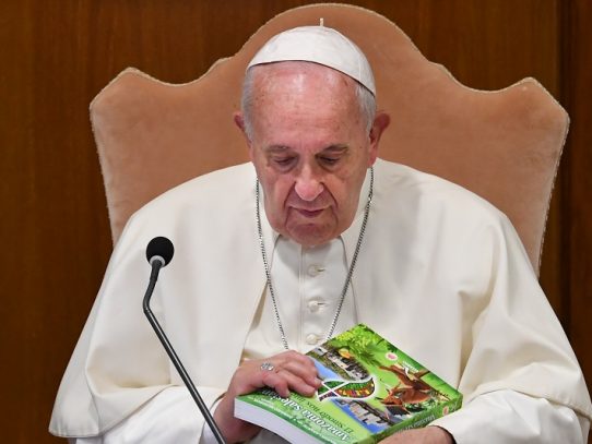 El papa rinde homenaje a las plumas de los indígenas en sínodo