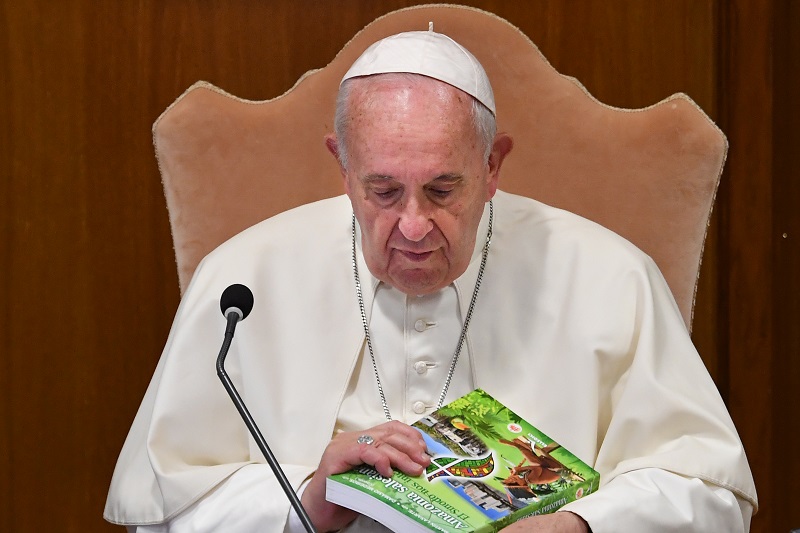 El papa rinde homenaje a las plumas de los indígenas en sínodo