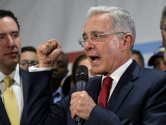 Expresidente Uribe anuncia en Twitter que justicia colombiana ordenó su captura