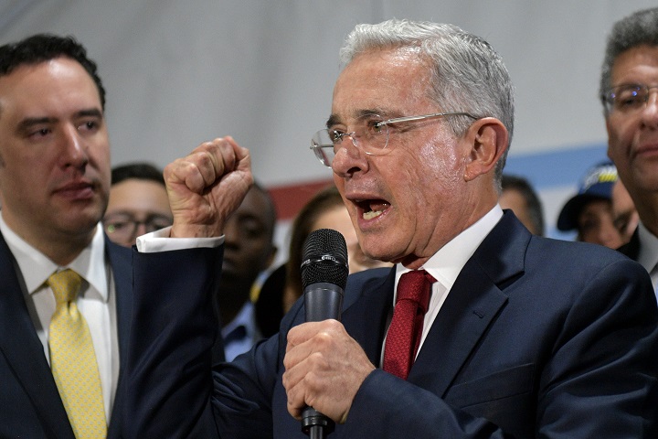 Expresidente Uribe anuncia en Twitter que justicia colombiana ordenó su captura